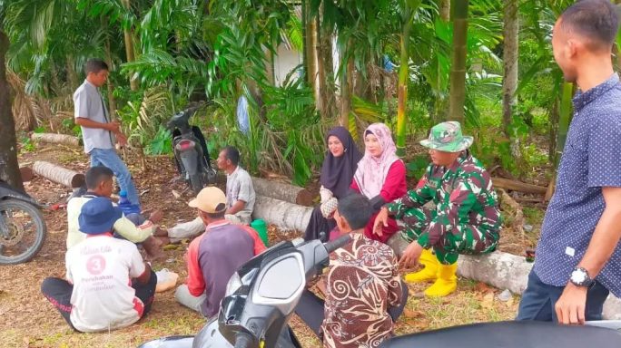 Tingkatkan Silaturahmi, Babinsa Koramil 04/Salang Komsos Bersama Warga
