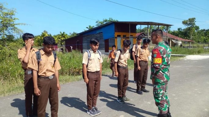 Babinsa Koramil 08/Alafan Berikan Arahan Pentingnya Kerapian Seragam Kepada Anak Sekolah