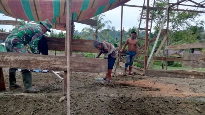 Serda Davit Babinsa Koramil 01/Simtim Bantu Pembangunan Rumah Warga