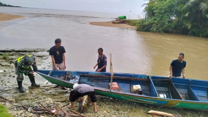 Babinsa Koramil 03/Teupah Selatan Bantu Perbaiki Perahu