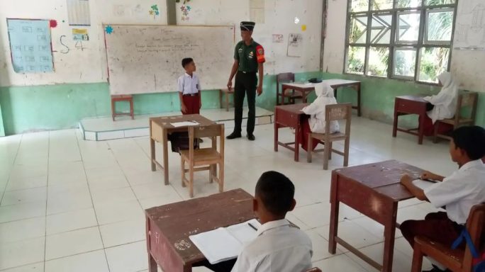 Babinsa Simeulue Barat Berikan Materi Wawasan Kebangsaan Kepada Siswa-Siswi SDN 11
