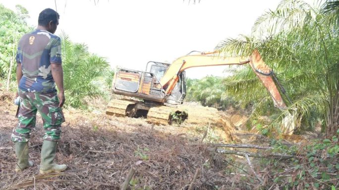 Anggota Satgas TMMD Ke 118 Awasi Pekerjaan Alat Berat