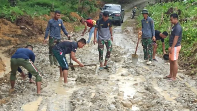 Satgas TMMD dan Warga Bahu Membahu Timbun Jalan Yang Berlubang Dan Berlumpur