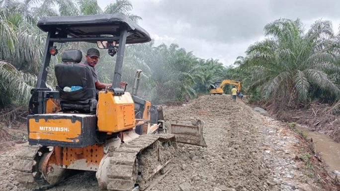 Percepat Pengerasan Jalan, Satgas TMMD Ke 118 Kerahkan Alat Berat Doser