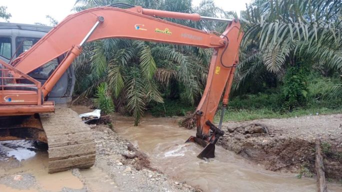 Satgas TMMD Ke 118 Gunakan Ekskavator Pasang Gorong Gorong