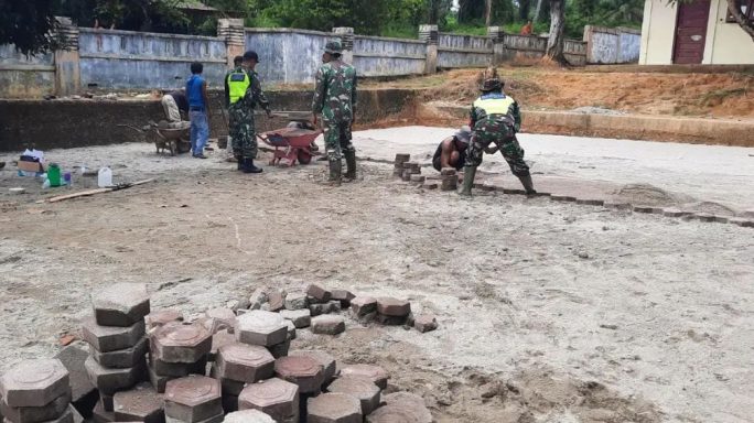 Babinsa Sikerabang Membantu Memasang Faving Block