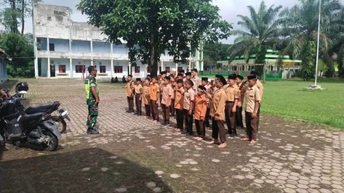 Tanamkan Rasa Cinta Tanah Air, Babinsa Berikan Materi Wasbang kepada Santri