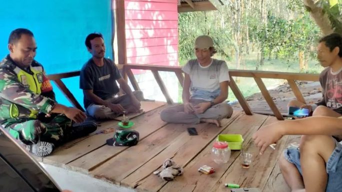 Pererat Silaturahmi, Babinsa Desa Laksanakan Komsos Dengan Masyarakat