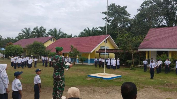 Babinsa Koramil 03/Gunung Meriah Menjadi Inspektur Upacara Hari Senin Di SMPN Desa Sanggaberu Silulusan