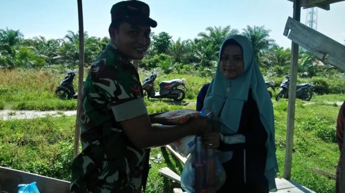 Kehadiran Babinsa Koramil 02/Singkil, Sentuhan Kemanusiaan untuk Warga yang Membutuhkan