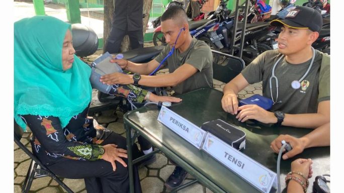 JUMAT BERKAH, PRAJURIT YONIF 117/KY BERBAGI MAKANAN DAN MEMBERIKAN PELAYANAN KESEHATAN