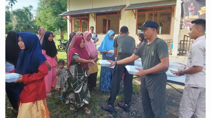 JUMAT BERKAH, PRAJURIT YONIF 117/KY BERBAGI MAKANAN SEHAT