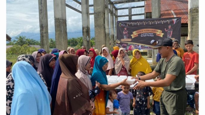 JUMAT BERKAH, PRAJURIT YONIF 117/KY BERBAGI MAKANAN DAN MEMBERIKAN PELAYANAN KESEHATAN