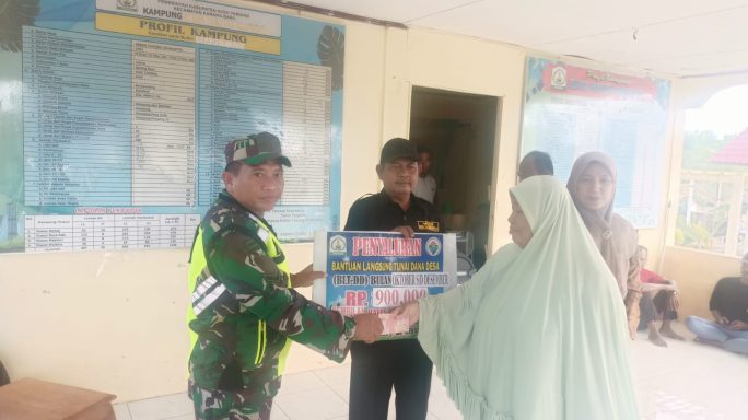 Pastikan Berjalan Lancar, Serda Giman Syahputra Dampingi Penyaluran BLT Dana Desa