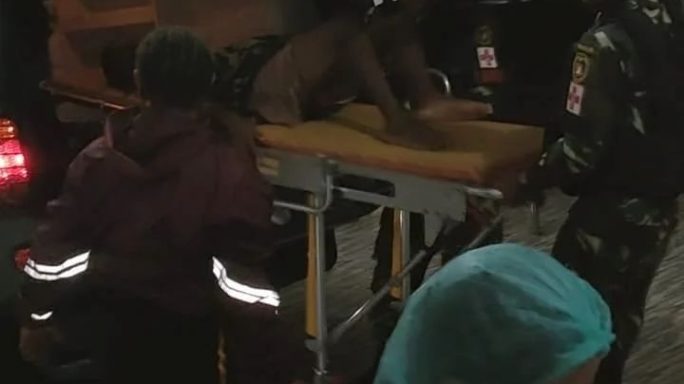 Selamatkan Nyawa Ibu Dan Bayi Tim Kesehatan Satgas Pamtas Statis RI-PNG Yonif 111/KB Evakuasi Ibu Hamil Ke RSUD