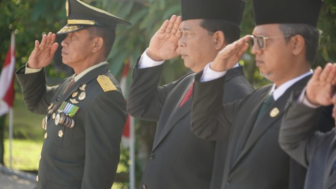 Kapok Sahli Pangdam IM Mengikuti Upacara Ziarah Rombongan di Taman Makam Pahlawan.