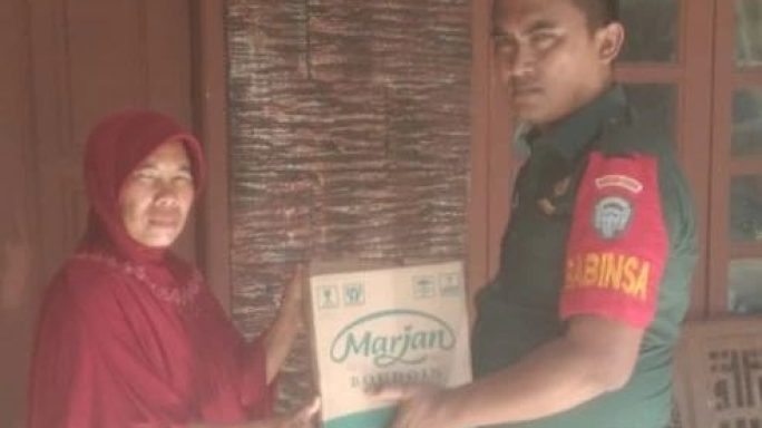 Memperkuat Rasa Solidaritas, Serda Eko Sanjaya Bagikan Sembako Untuk Warganya