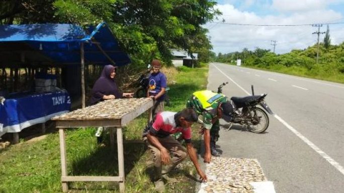 Babinsa Koramil 05/Setia Bakti Berikan Motivasi Pedagang Ikan Asin