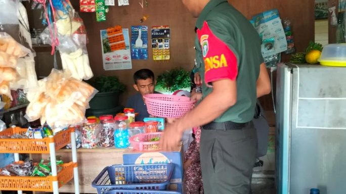 Babinsa Koramil 05/Simbar Pantau Harga Dan Ketersediaan Sembako Di Desa Binaan