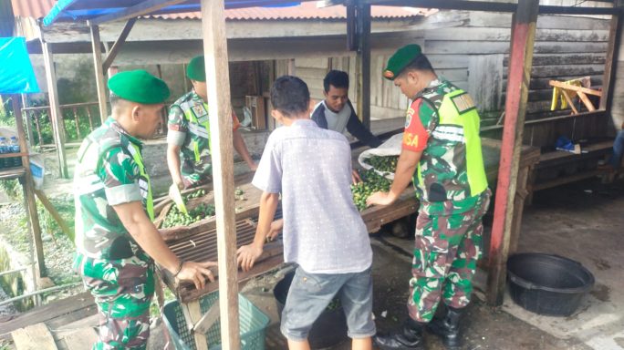 Dukung Ekonomi Warga Binaan, Babinsa Sambangi Pengepul Pinang