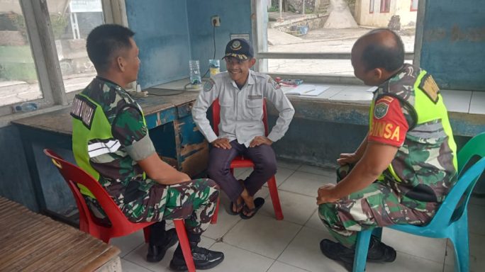 Jalin Silaturahmi yang Harmonis Babinsa Komsos Dengan Dishub Di Perbatasan
