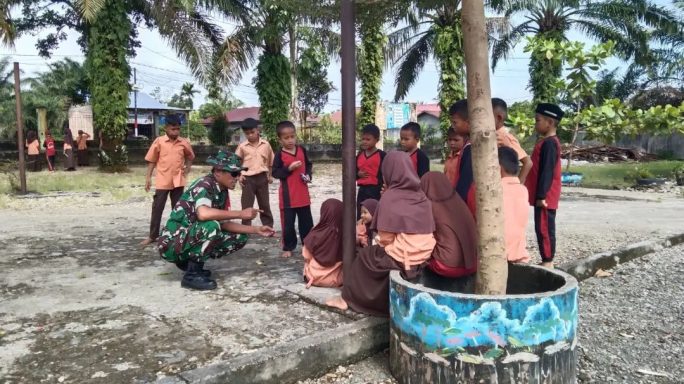 Tanamkan Rasa Cinta Tanah Air, Babinsa Beri Motivasi Kepada Murid SD