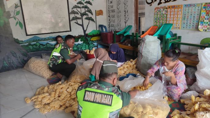 Motifasi Pelaku UKM Babinsa Sambangi Pembuat Kerupuk
