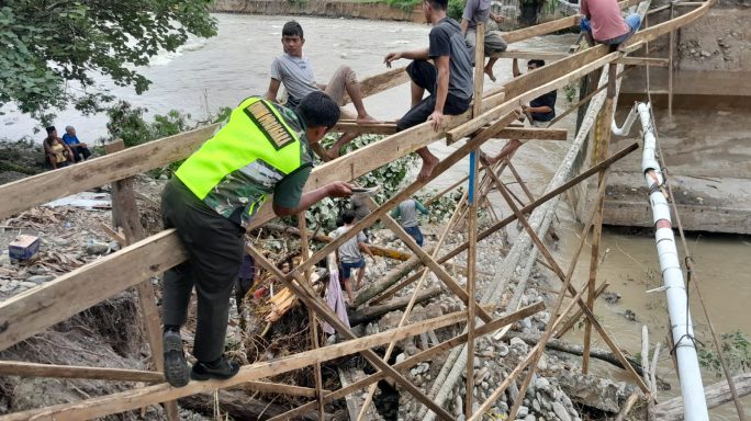 Babinsa Bersama Warga Bangun Kembali Jembatan Darurat Pasca Jembatan Darurat Lama Di Terjang Banjir
