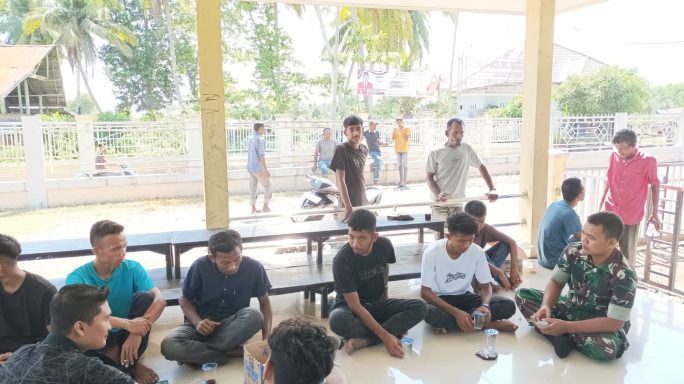 Babinsa Bandar Baru, Tanpa Kenal Libur Lakukan Komsos Bersama Tokoh Pemuda