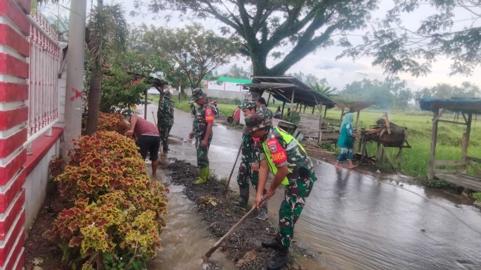 Babinsa Bersama Warga Gotong Royong Bersihkan Parit Yang Airnya Meluap Kejalan