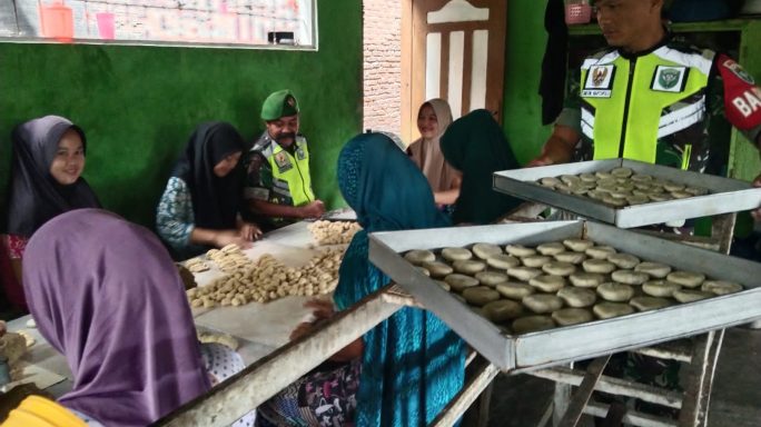 Bina Hubungan Harmonis Babinsa Komsos Bersama Warga Pembuat Roti Kacang Ijo