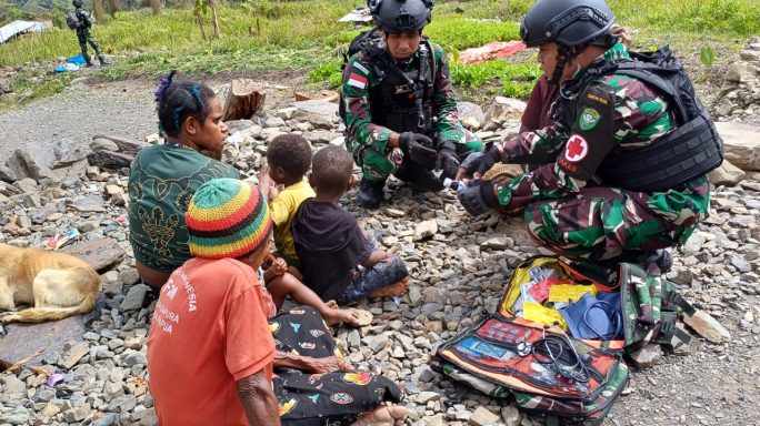 Satgas Yonif 115/ML Terus Berbuat Kebaikan dengan Membagikan Sembako kepada Masyarakat 