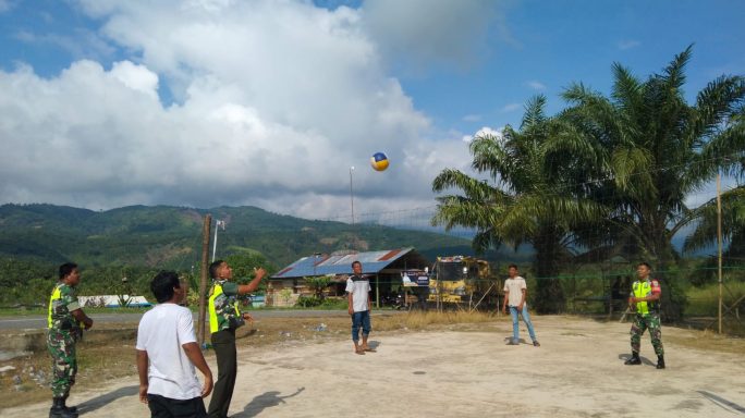Jaga Kekompakan Babinsa laksanakan Olah Raga Bersama Pemuda Desa Binaan