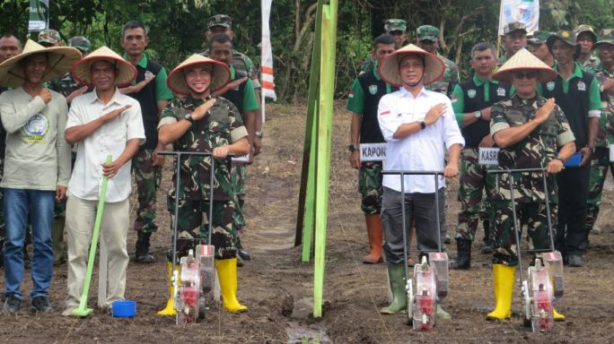 Kasdam IM menghadiri kegiatan Kick Off Ketahanan Pangan Nasional TA 2023 secara Virtual, Sekaligus Tanam Perdana Tahap 2 Program I’M Jagong.