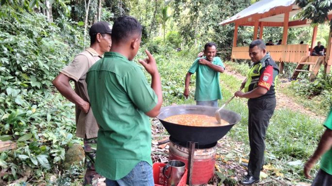 Babinsa Posramil Simpang Mamplam Hadiri Acara Syukuran dan Doa Turun Sawah