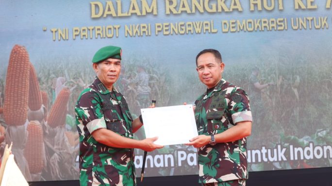 Kasad Serahkan Penghargaan Piala Menteri Pertanian dan Panglima TNI Kepada Danrem 012/TU