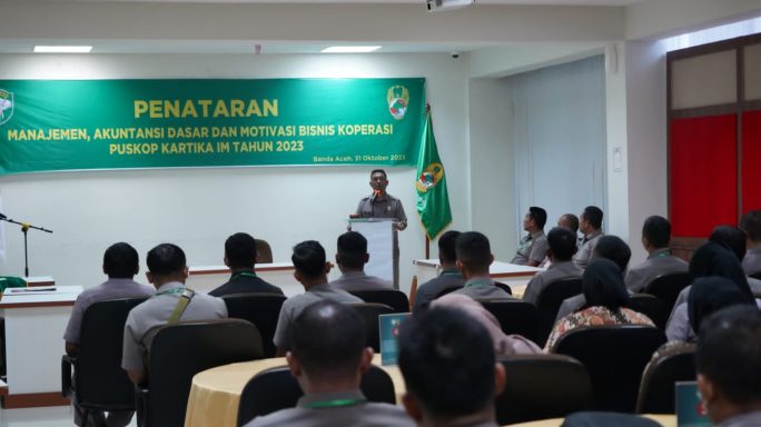 Ketua Umum Pusat Koperasi Iskandar Muda Secara Resmi Menutup Penataran Manajemen, Akuntansi Dasar, dan Motivasi Bisnis Koperasi Puskop Kartika IM TA 2023.