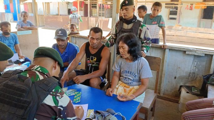 Tim Medis Satgas Pamtas Statis RI-PNG Yonif 111/KB Turun Kampung Cek Kesehatan Warga 