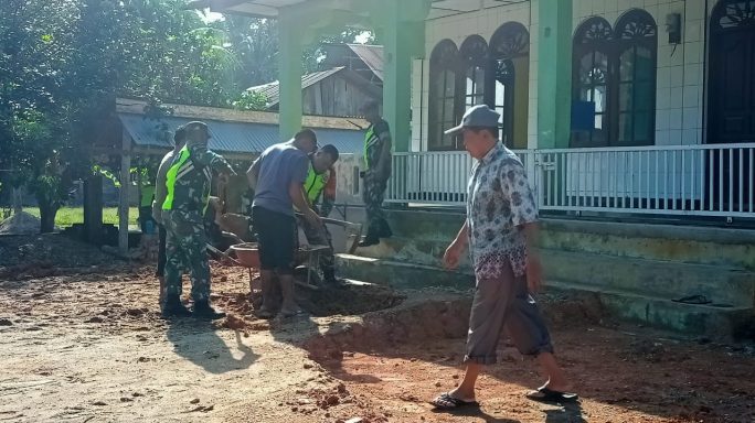 Jumat Bersih, Anggota Koramil 04/Bdh Bersama Masyarakat Gotong Royong Bersihkan Lingkungan Mesjid