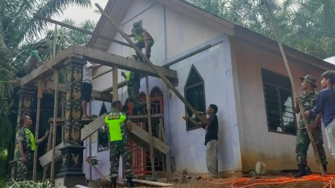 Perduli Sarana Ibadah, Babinsa Bersama Warga Kerja Bakti Rehab Gereja