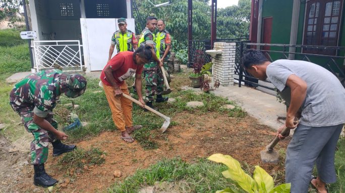 Jaga Kebersihan Babinsa Bersama Warga Bersihkan Seputaran Masjid