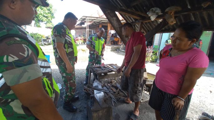 Babinsa Komsos Dengan Warga Pengrajin Besi Pembuat Parang