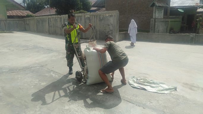 Babinsa Bantu Petani Angkat Padi Pasca Panen