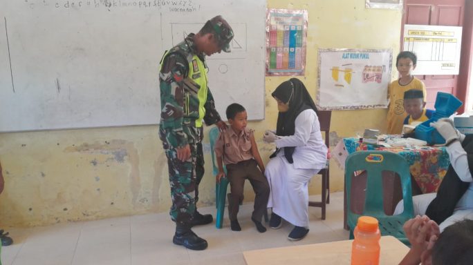 Babinsa Dampingi Petugas Puskesmas Laksanakan Imunisasi BIAS