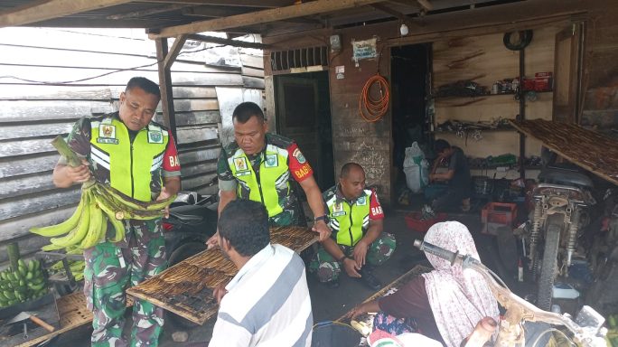 Dengan Komsos, Babinsa Anjangsana dan Beri Motivasi Pelaku Usaha Pisang Sale