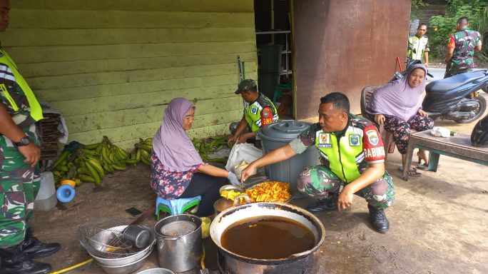 Babinsa Komsos dengan Pelaku UMKM Pengrajin Kripik Pisang
