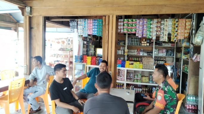 Temu Ramah Hangat: Babinsa Koramil 08/Simpang Ulim, Jalin Silaturahmi dengan Warga di Kedai Kopi Abu