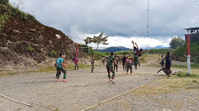 Satgas Yonif 115/ML Fokus Terhadap Pembinaan Generasi Muda Kampung Kulirik Melalui Olahraga Voli