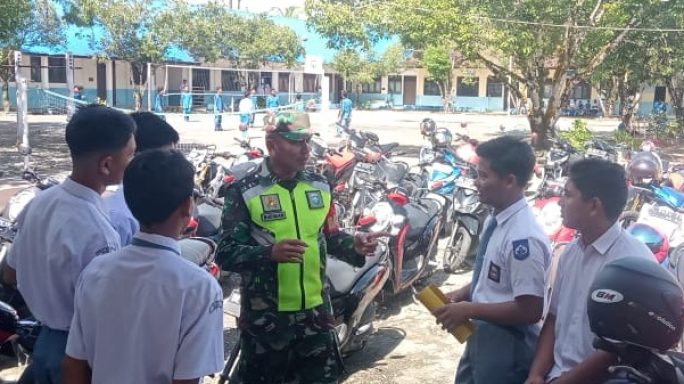 Babinsa Koramil 02/Seunagan Laksanakan Komsos bersama Siswa Sekolah SMAN 1 Seunagan