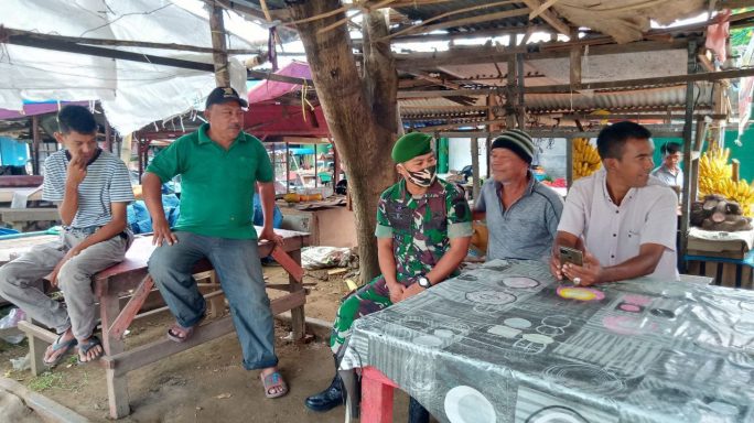 Agar Lebih Akrab Serda Edi Babinsa Koramil 14/Tja Kodim 0103/Aceh Utara Laksanakan Komsos